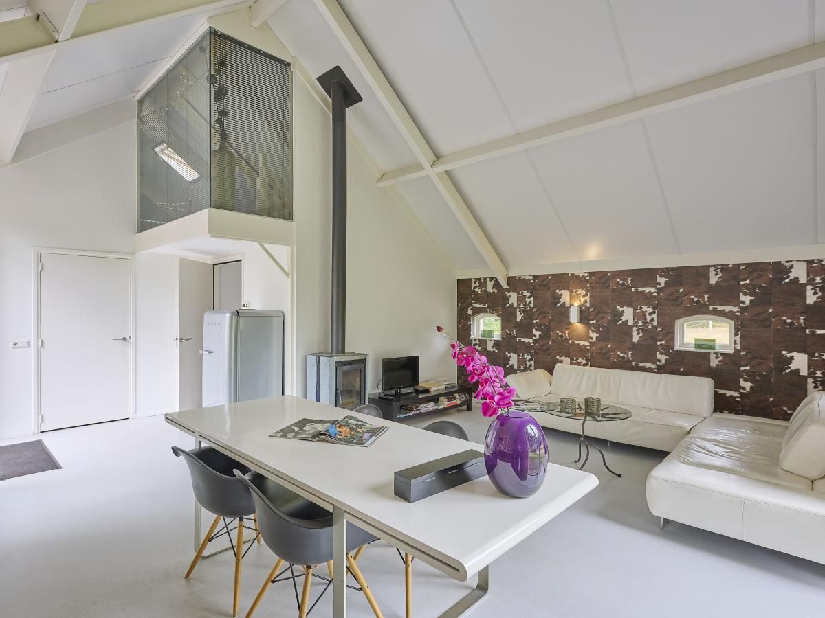 Schoenes Schlafzimmer im Ferienhaus Design Lodge Twente, Haaksbergen, Overijssel, mit bequemem Doppelbett.