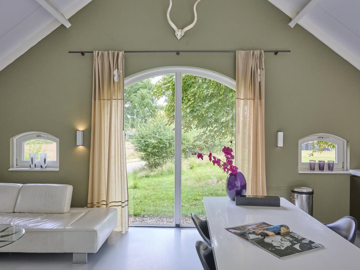 Stilvolles Badezimmer im Ferienhaus Design Lodge Twente, Haaksbergen, Overijssel, mit moderner Dusche und blauen Waenden.