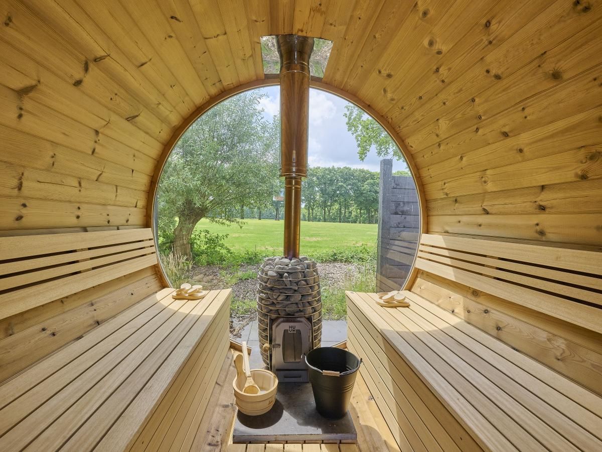 Gezellige sauna bij The Green Getaway in Haaksbergen, Twente met uitzicht op de natuur van Overijssel.