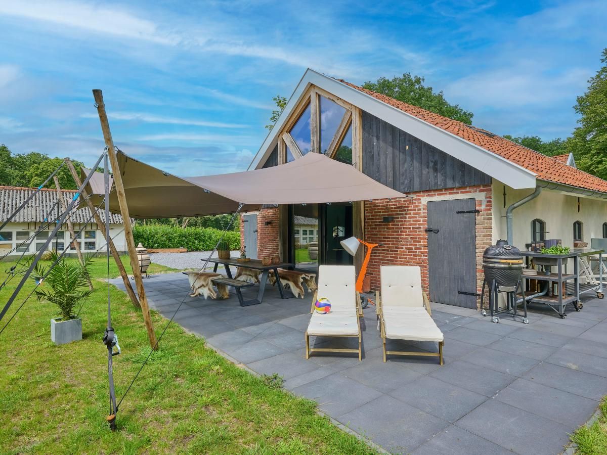 Moderne binnenruimte van The Green Getaway in Haaksbergen, Twente met open keuken en stijlvolle inrichting.