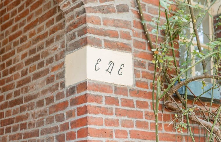 Detail van de bakstenen muur van vakantiehuisje in Diepenheim, Twente.