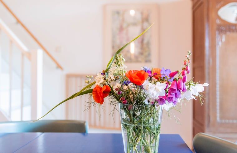 Bloemstuk op tafel in vakantiehuisje in Diepenheim, Twente voor een huiselijke sfeer.