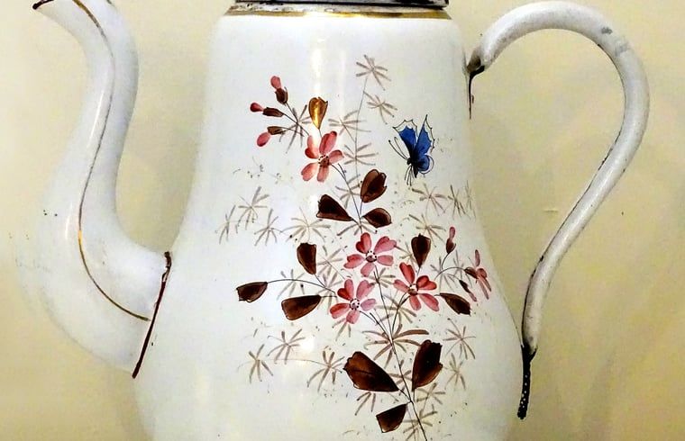 Antieke theepot in vakantiehuisje in Diepenheim, Twente, een charmant detail.