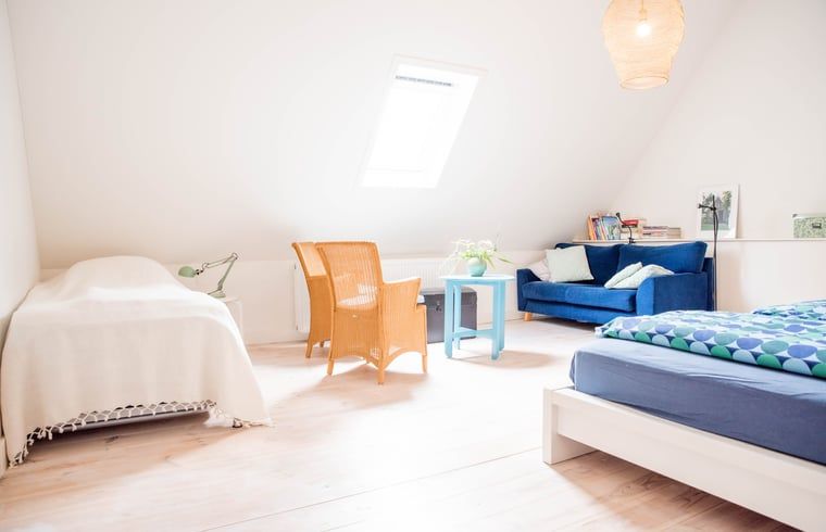 Gezellige slaapkamer in vakantiehuisje in Diepenheim met veel natuurlijk licht.