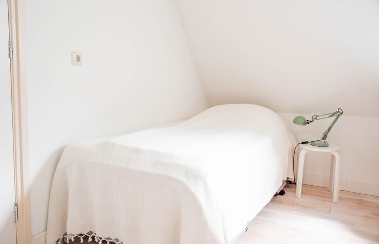 Knusse eenpersoonskamer in vakantiehuisje in Diepenheim, ideaal voor rust.