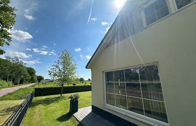 Sunny day at cottage in Enschede, overlooking the green surroundings.