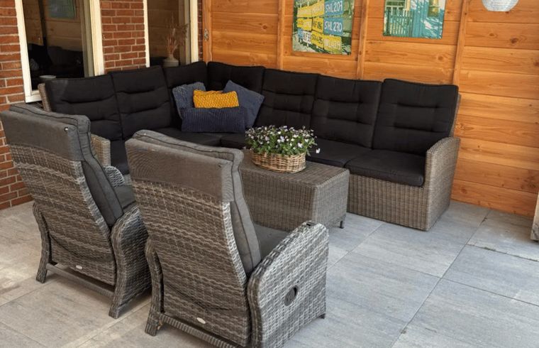 Gemuetliche Sitzecke auf der Terrasse von Huisje in Enschede, Ferienhaus in Overijssel.