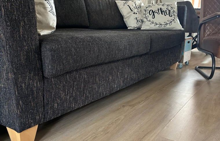 Gemuetliches Sofa im Wohnzimmer des Huisje in Enschede, Ferienunterkunft in Twente.