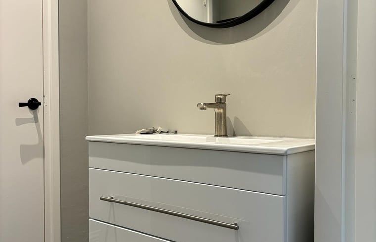 Modernes Waschbecken im Badezimmer von Haus in Enschede, Ferienhaus in Overijssel.