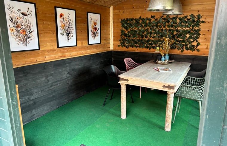 Stilvolle Einrichtung im Aussenbereich von Huisje in Enschede, Ferienunterkunft in Twente.