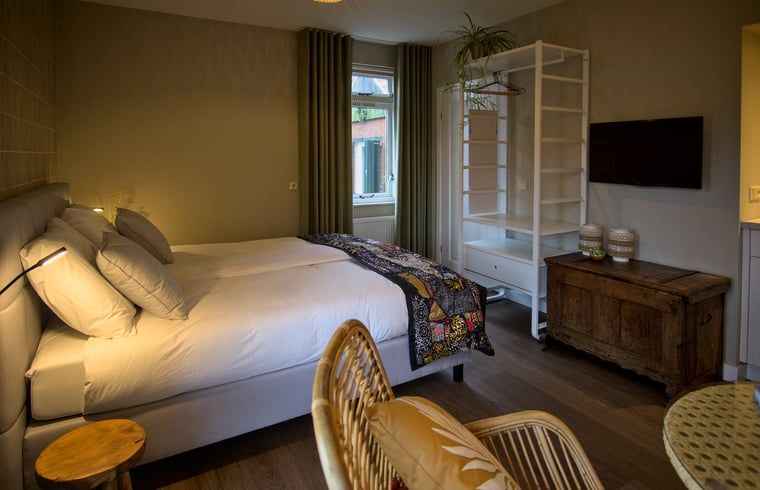 Gezellige slaapkamer in Vakantiehuis in Oldenzaal, Twente, met ruime indeling en rustgevend decor.