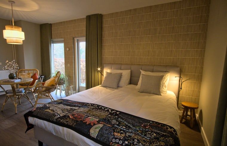 Stijlvolle details in de slaapkamer van Vakantiehuis in Oldenzaal, Twente, met unieke decoratieve elementen.