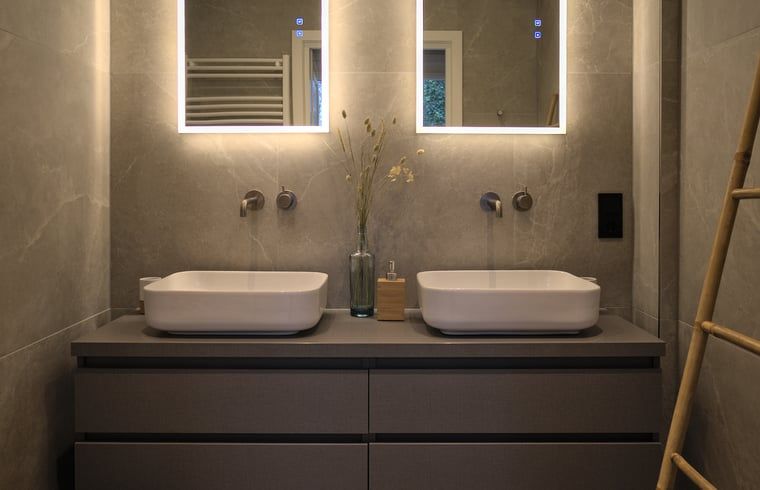 Ingang van Vakantiehuis in Oldenzaal, Twente, met stijlvolle deur en moderne inrichting.