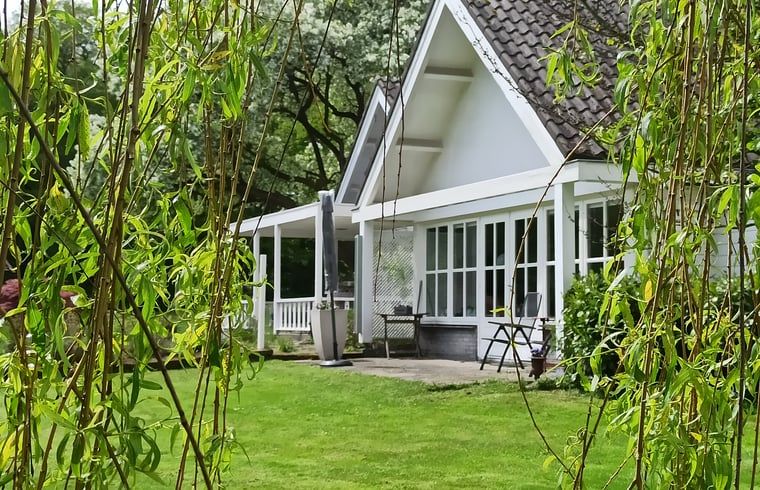 Veranda des Ferienhauses in Oldenzaal in Twente, ideal zum Entspannen an der frischen Luft.