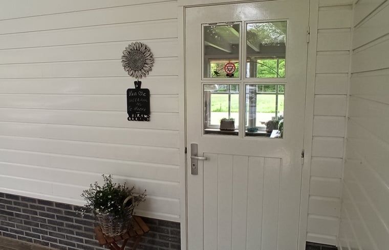 Charmanter Eingang zum Cottage in Oldenzaal, einem Ferienhaus in Twente, heisst die Gaeste willkommen.