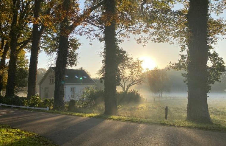 Ferienhaus in Oldenzaal in Twente, Ferienhaus bei Sonnenaufgang mit schoener Landschaft.
