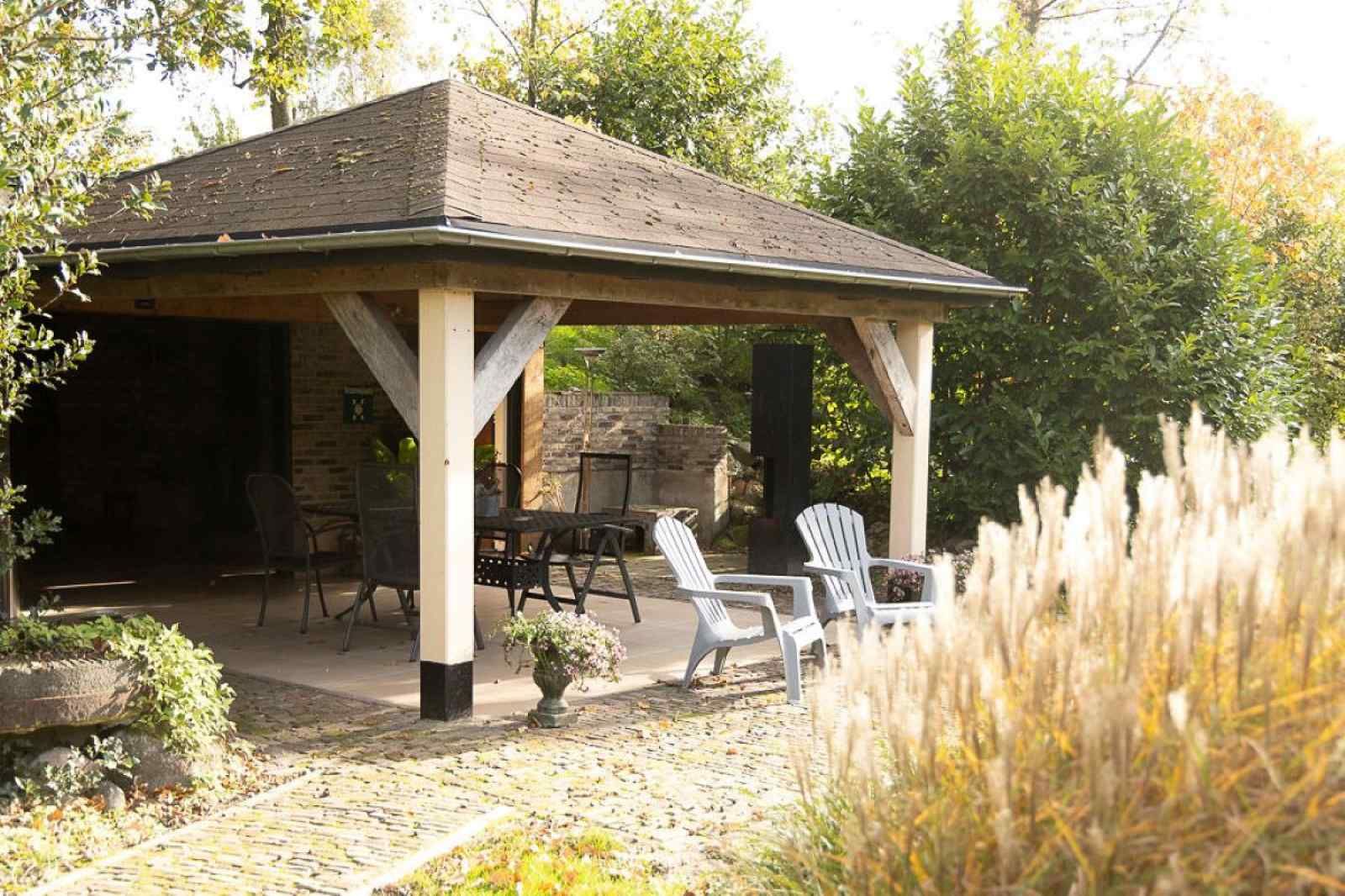 Eetkamer met houten tafel in vakantiehuis OV424, Westerhaar-Vriezenveensewijk, Twente, Overijssel.