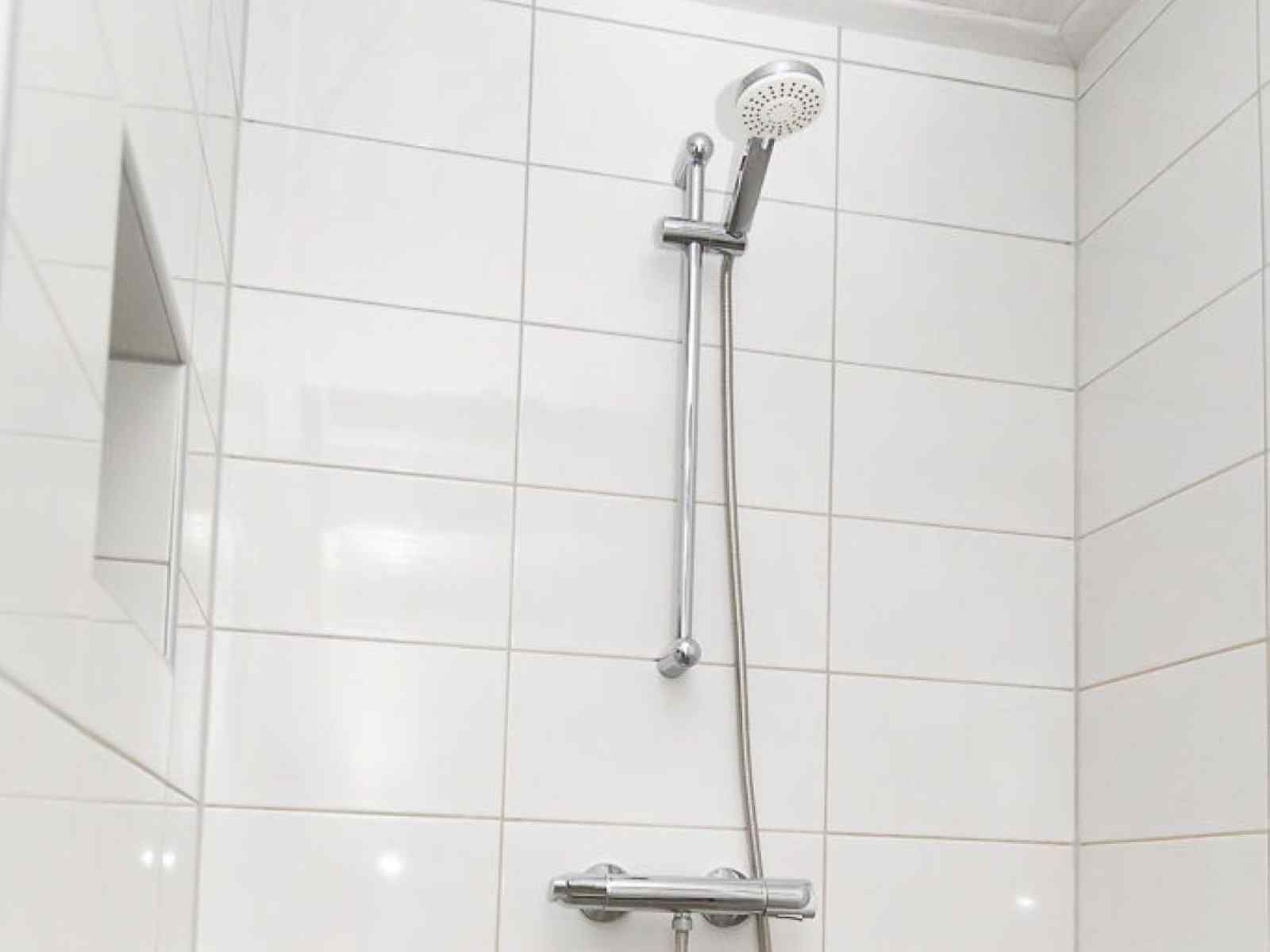 Zolderruimte met houten kist in vakantiehuis OV424, Westerhaar-Vriezenveensewijk, Twente, Overijssel.