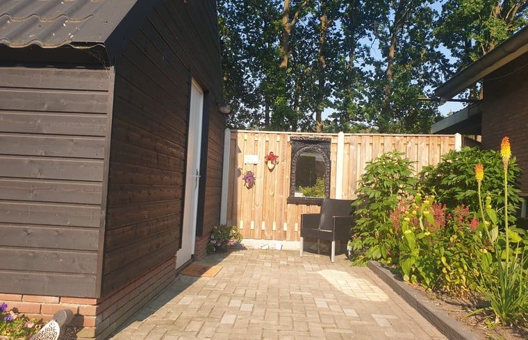 Knusse slaapkamer in Huisje in Westerhaar-Vriezenveensewijk, Twente, met comfortabel bed en warme inrichting.