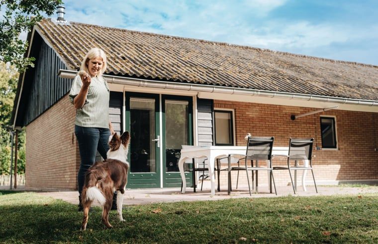 Geniet van het terras van Huisje in Markelo, een vakantiehuis in Twente, Overijssel, omgeven door natuur en rust.