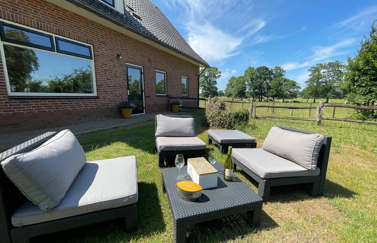 Gemuetliche Kueche und Essbereich im Ferienhaus in Markelo, Twente, Overijssel mit rustikalen Holzakzenten und modernen Annehmlichkeiten.