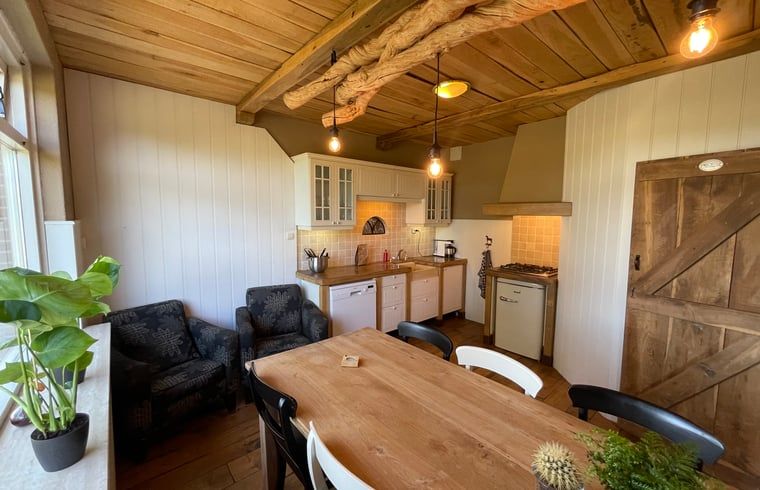 Gemuetliche Kueche im Ferienhaus in Markelo, Twente. Holzelemente und moderne Ausstattung in einem stimmungsvollen Ferienhaus in Overijssel.