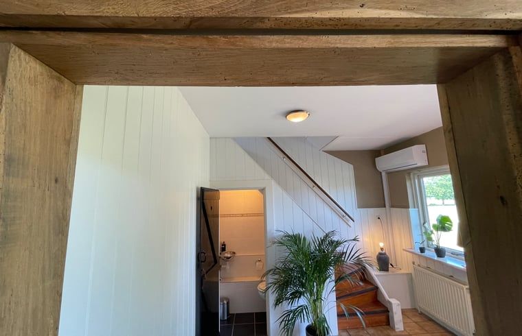 Gemuetliches Interieur des Ferienhauses in Markelo, Twente, mit Holztuer und stimmungsvollem Dekor in Overijssel.