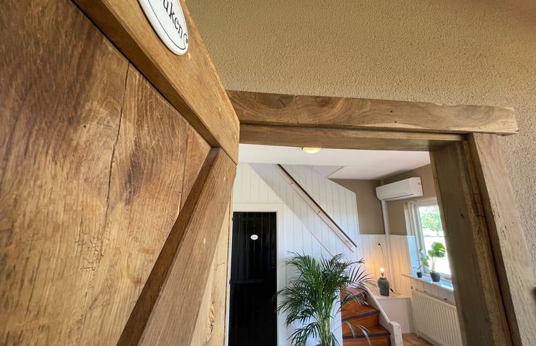 Gemuetliche Einrichtung des Ferienhauses in Markelo, Twente, mit Holzdetails und einer Landhauskueche in Overijssel.