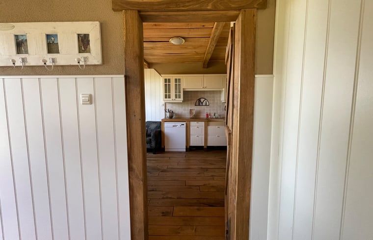 Gemuetlicher Innenbereich des Ferienhauses in Markelo, Twente mit Holzinterieur und Landhauskueche in Overijssel.