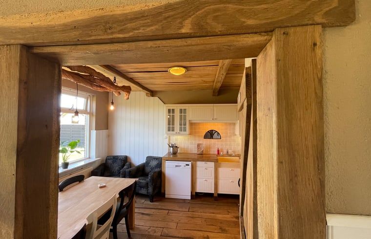 Gemuetliche Kueche in einem Ferienhaus in Markelo, Twente, Overijssel, mit rustikaler Holzausstattung und modernen Annehmlichkeiten.