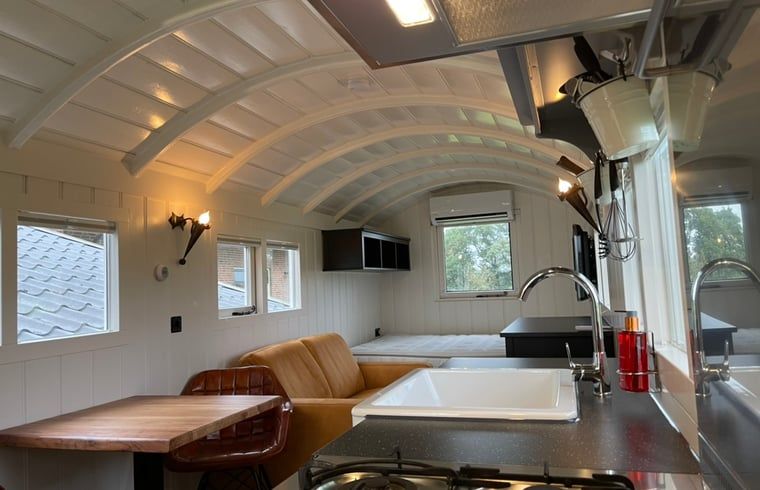 Stijlvolle binnenruimte van Vakantiehuisje in Markelo, Twente, Overijssel met moderne keuken en gezellige zithoek.