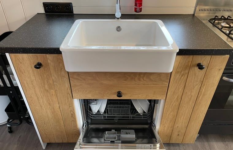 Praktische keuken in Vakantiehuisje in Markelo, Twente, Overijssel met vaatwasser en ruime gootsteen.