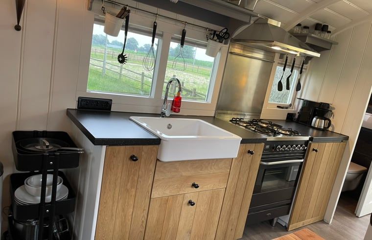 Volledig uitgeruste keuken in Vakantiehuisje in Markelo, Twente, Overijssel met uitzicht op de groene omgeving.