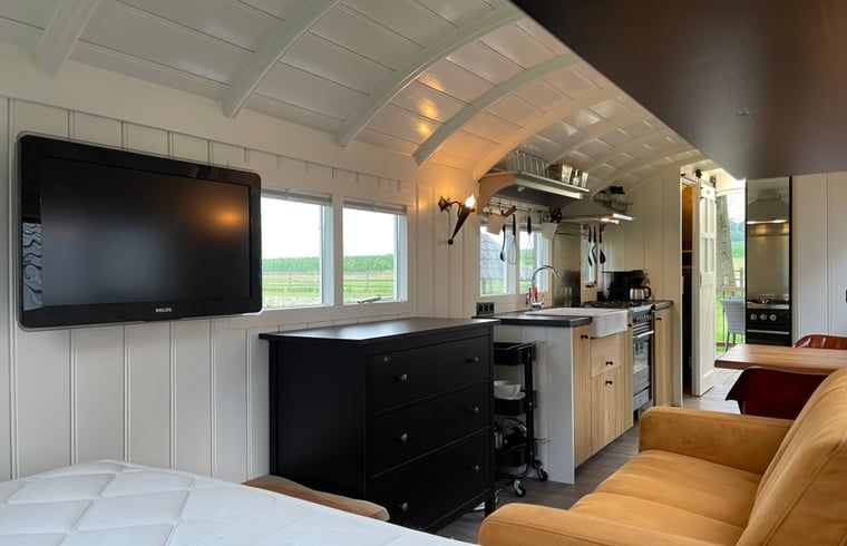 Ruime binnenruimte van Vakantiehuisje in Markelo, Twente, Overijssel met moderne voorzieningen en tv.