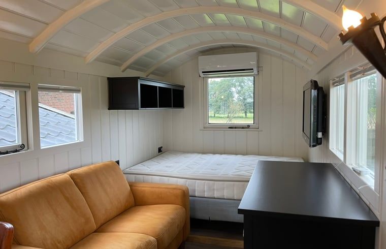 Comfortabele slaapkamer in Vakantiehuisje in Markelo, Twente, Overijssel met groot raam voor natuurlijk licht.