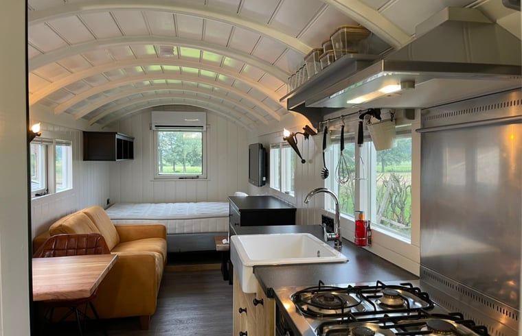 Open keuken en woonkamer in Vakantiehuisje in Markelo, Twente, Overijssel met moderne inrichting.