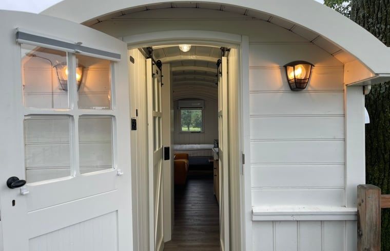 Ingang van Vakantiehuisje in Markelo, Twente, Overijssel met uitnodigende open deur naar het interieur.