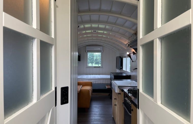 Entree van Vakantiehuisje in Markelo, Twente, Overijssel met zicht op de stijlvolle keuken en woonkamer.