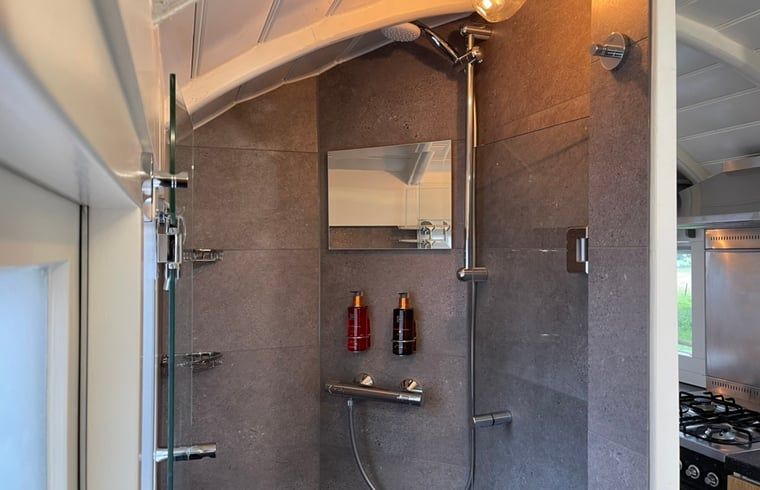 Stijlvolle douche in Vakantiehuisje in Markelo, Twente, Overijssel met moderne afwerking en accessoires.