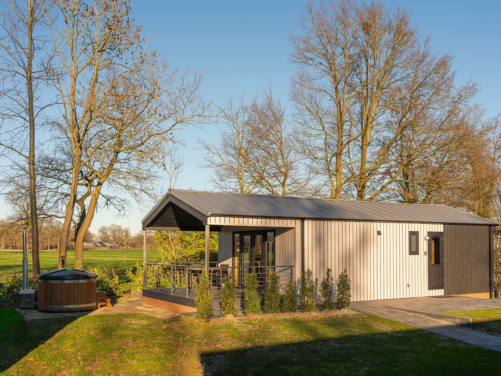 Terrassenhaus fr 2 Personen mit Sauna in Markelo, Twente, bietet eine schne Aussicht auf die grne Umgebung vom Ferienhaus aus.