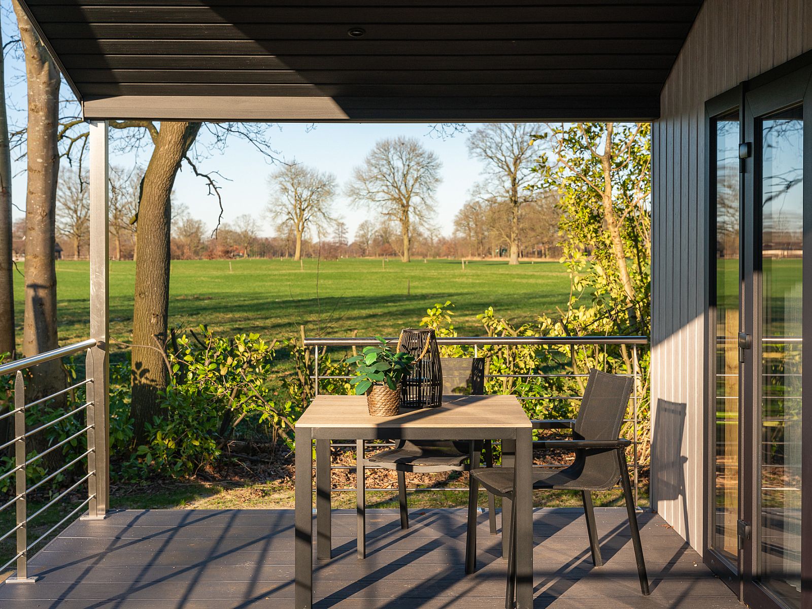 Geniessen Sie die Ruhe der Natur von der Veranda des Terrace lodge 2 Personen mit Sauna in Markelo, Twente, Overijssel.