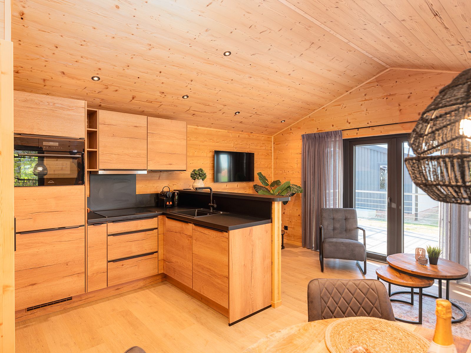 Moderne Kche im Terrassenhaus fr 2 Personen mit Sauna, ein gemtliches Ferienhaus in Markelo, Twente, mit Holzeinrichtung.