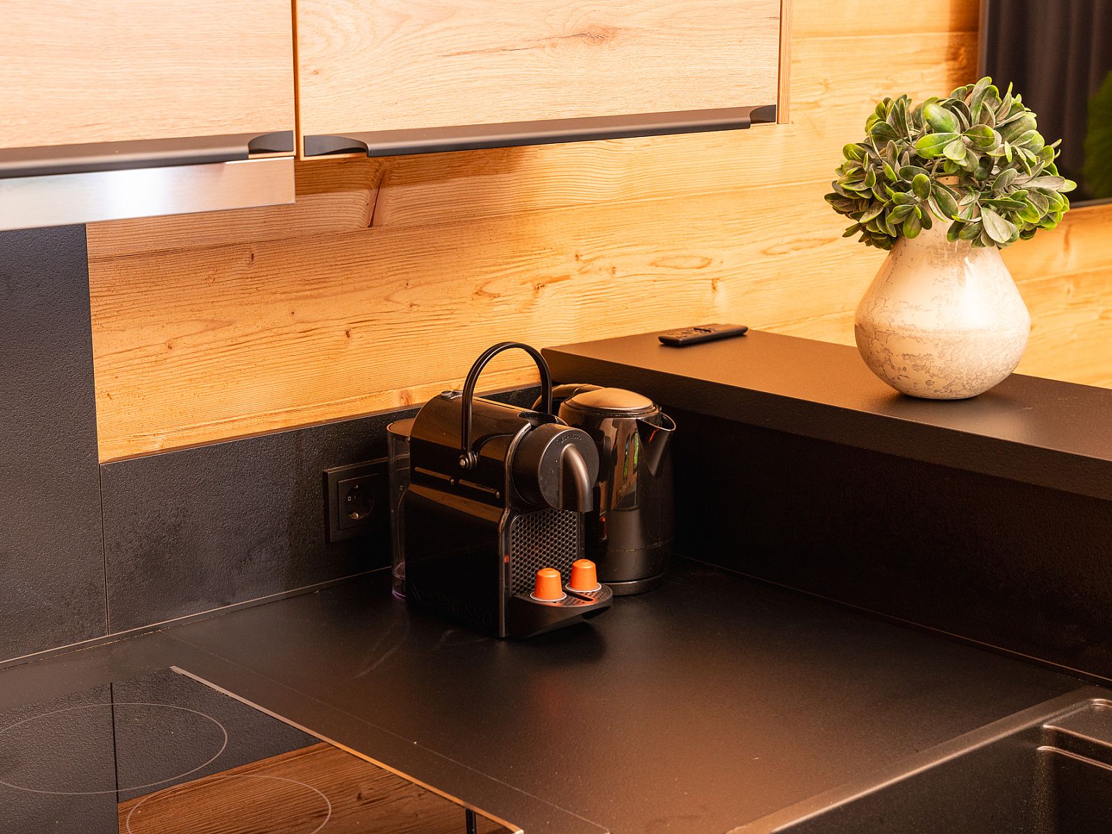 Kaffeeecke mit Espressomaschine im Terrassenhaus 2 Personen mit Sauna, ein Luxus-Ferienhaus in Markelo, Twente.