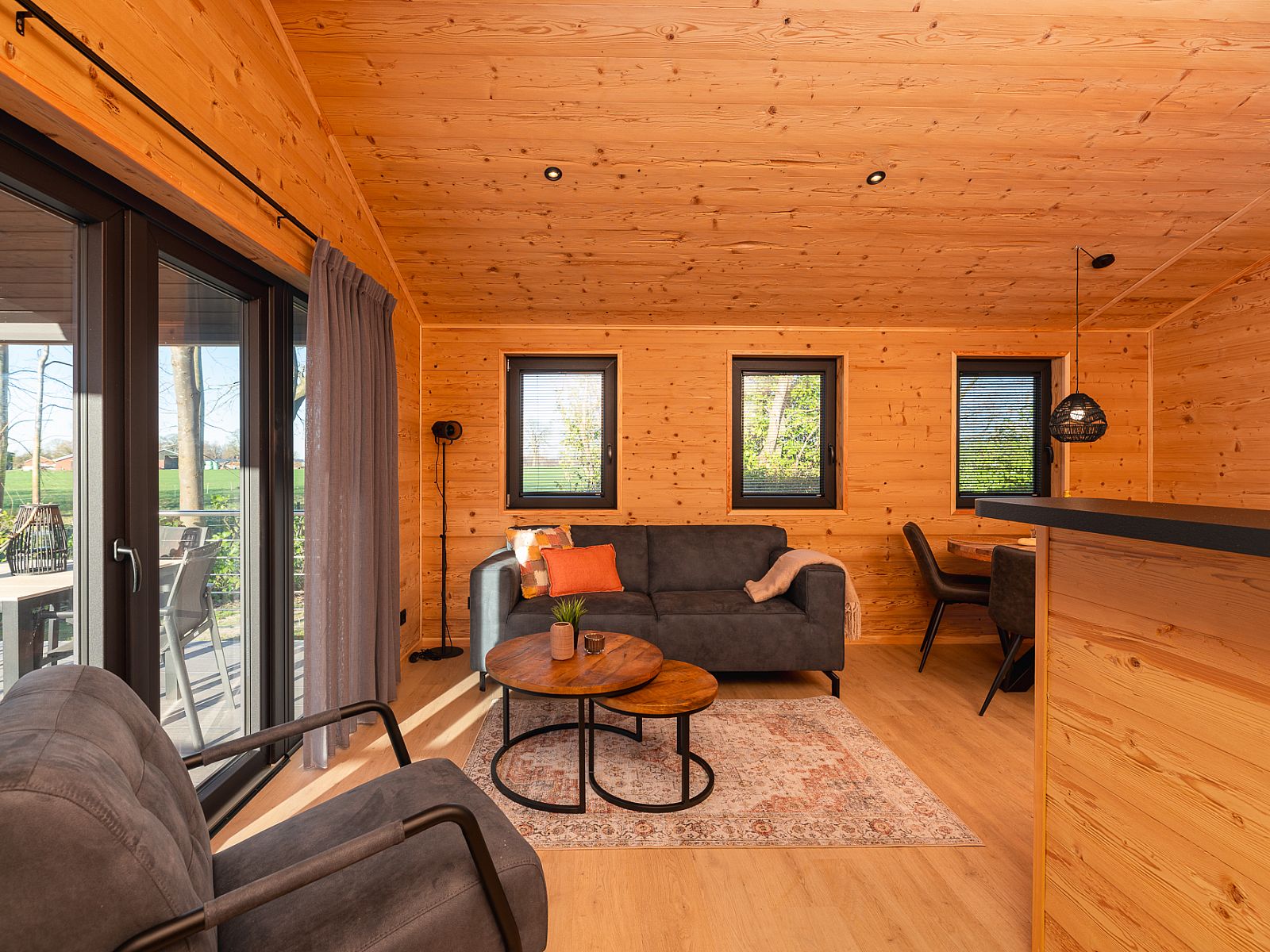 Gemtliches Wohnzimmer in Terrace lodge 2 Personen mit Sauna, ein stilvolles Ferienhaus in Markelo, Twente, mit Blick auf die Natur.
