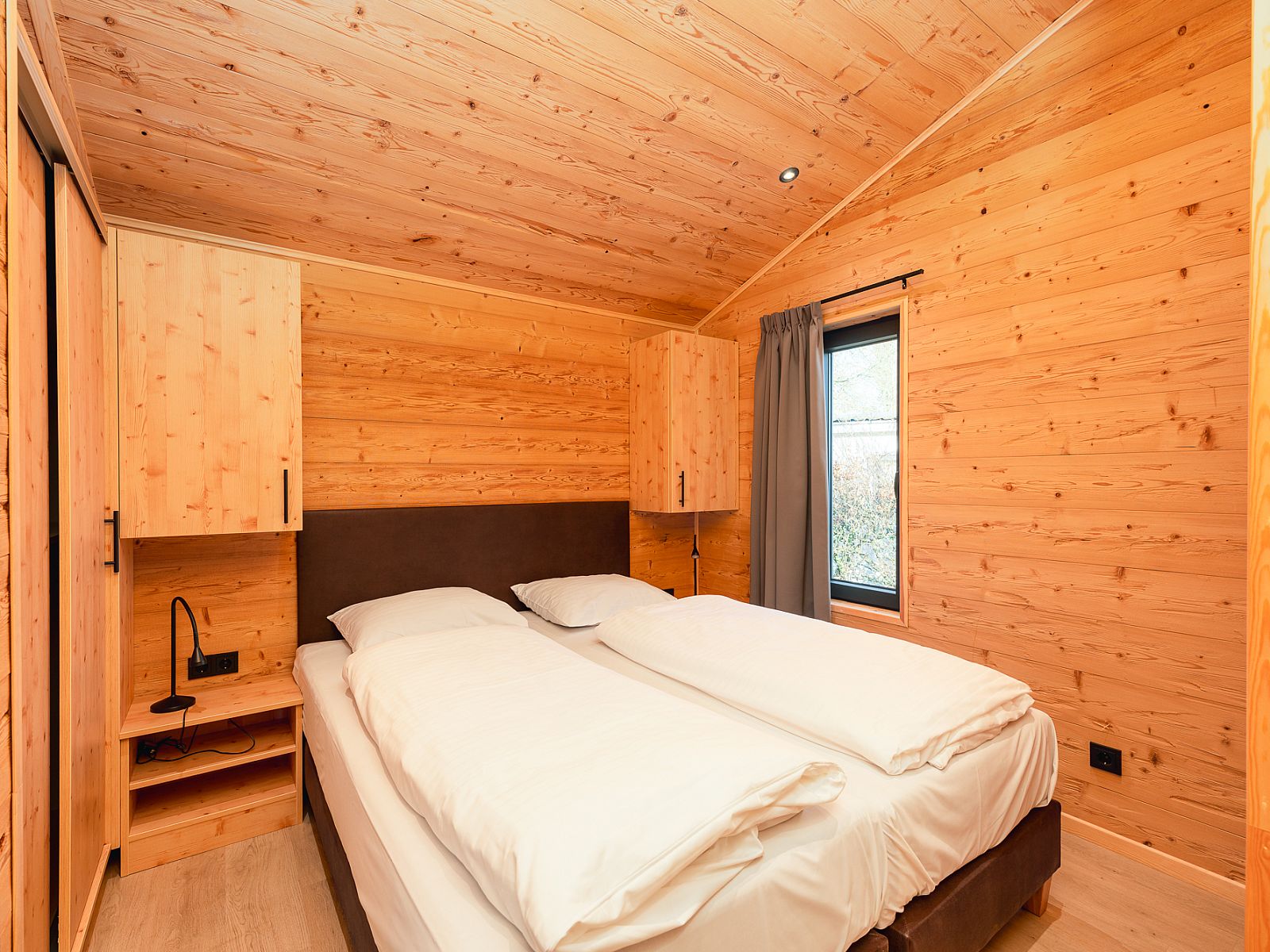 Gemtliches Schlafzimmer im Terrassenhaus fr 2 Personen mit Sauna, ein rustikales Ferienhaus in Markelo, Twente, mit Holzwnden.