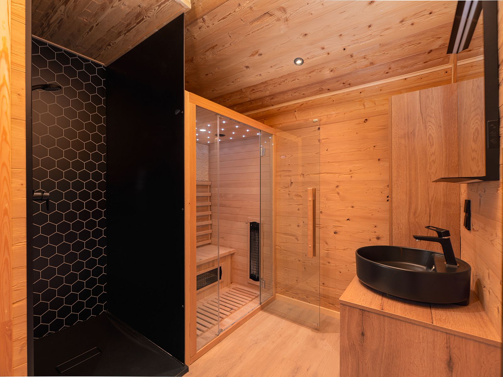 Luxus-Badezimmer mit Sauna in einer Terrassenunterkunft fr 2 Personen mit Sauna, ein modernes Ferienhaus in Markelo, Twente, Overijssel.