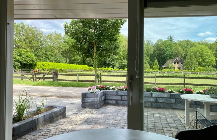 Moderne open keuken en zithoek in Vakantiehuis in Usselo, Twente, ideaal voor een ontspannen verblijf.