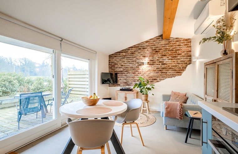 Stijlvolle keuken in Vakantiehuis in Usselo, Twente, compleet met moderne apparatuur en sfeervolle inrichting.