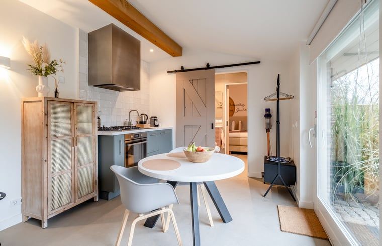 Eetruimte in Vakantiehuis in Usselo, Twente, met toegang tot de slaapkamer en uitzicht op het terras.