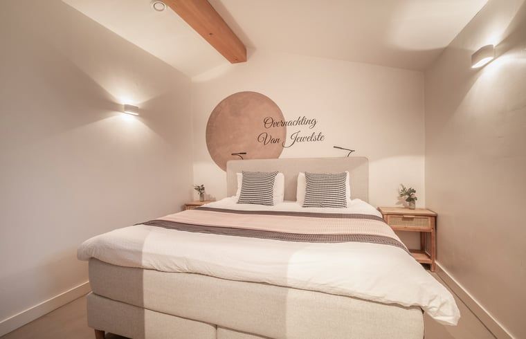 Gezellige zithoek met tv in Vakantiehuis in Usselo, Twente, ideaal voor ontspanning na een dag verkennen.